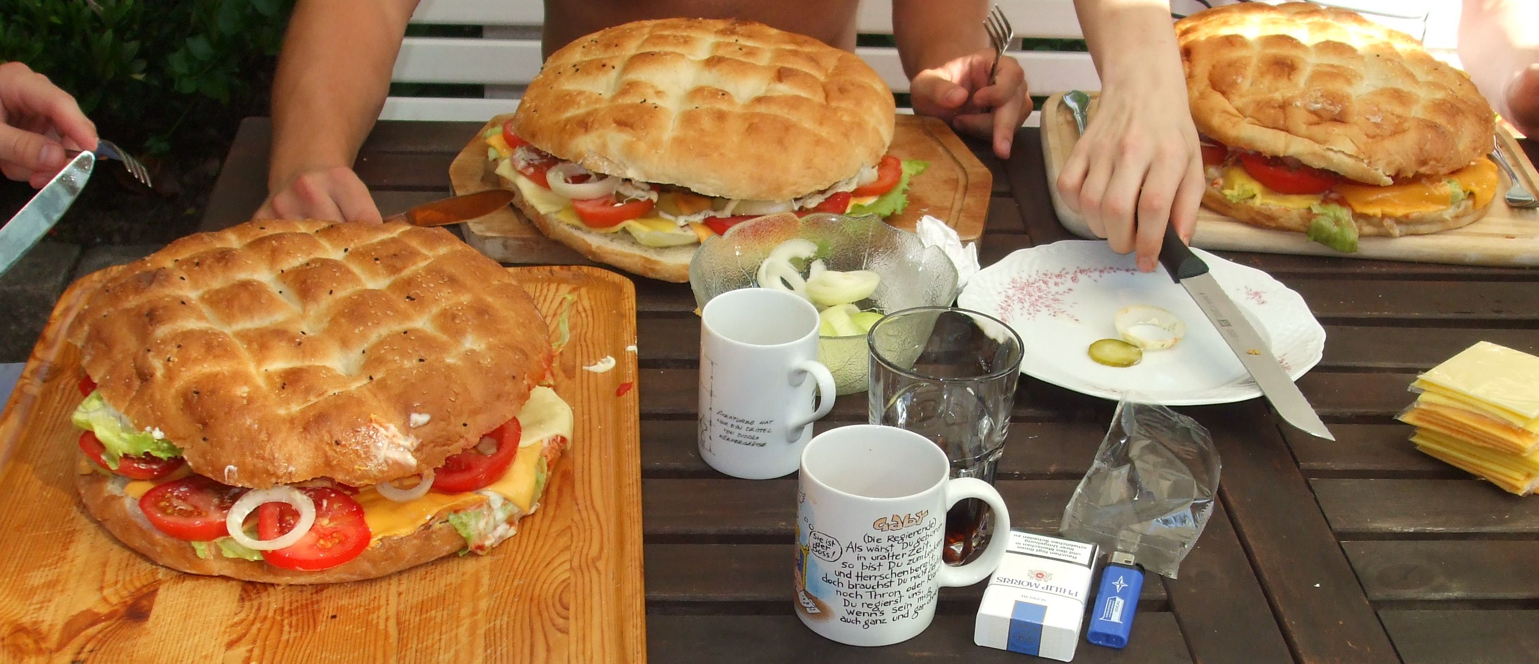 Bild: Riesenburger Aktion - Das Ergebnis :-)
Die Burger waren mega lecker. Ein Burger reicht für ca. 6 gute Esser :-)