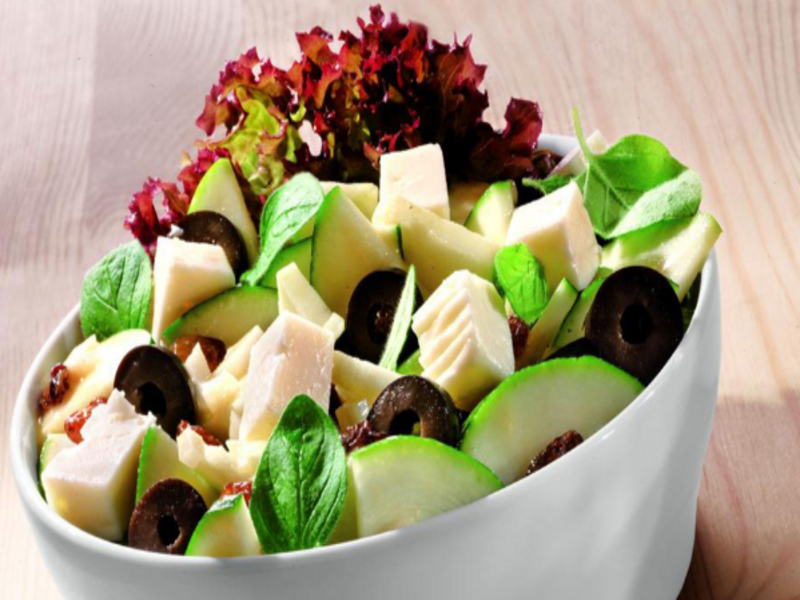 Zucchinisalat mit schwarzen Oliven - Rezept, Bild von Meinze500