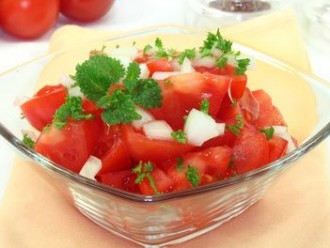 Tomatensalat mit Zwiebeln und Oliven auf Alle-Rezepte.com