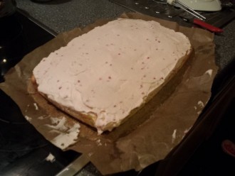 Biskuit Kuchen mit Himbeer-Sahne Creme auf Alle-Rezepte.com