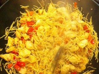 Hühnchen-wok mit Gemüse und Sambal Oelek auf Alle-Rezepte.com