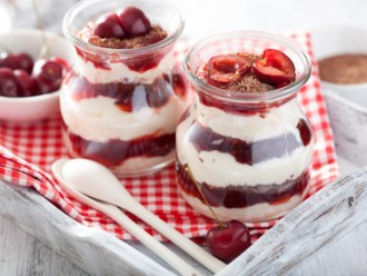 Beschwipste Kirschen mit Sahne-Frischkäsecreme-Nusshäubchen auf Alle-Rezepte.com