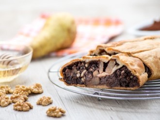 Vanillesauce auf gefülltem Schoko-Birnen Strudel auf Alle-Rezepte.com