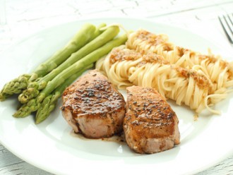 Bärlauch gebettet auf Schweinelendchen auf Alle-Rezepte.com