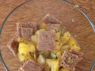 Kohlrabi-Kürbis Salat mit Dinkel-Croutons auf Alle-Rezepte.com