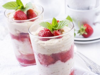 Frische Erdbeeren mit Biskuit auf Quark-Creme gebettet - Rezept, Bild von sonnenschein