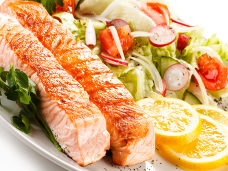 Gegrillter Lachs mit frischem Frühlingssalat auf Alle-Rezepte.com