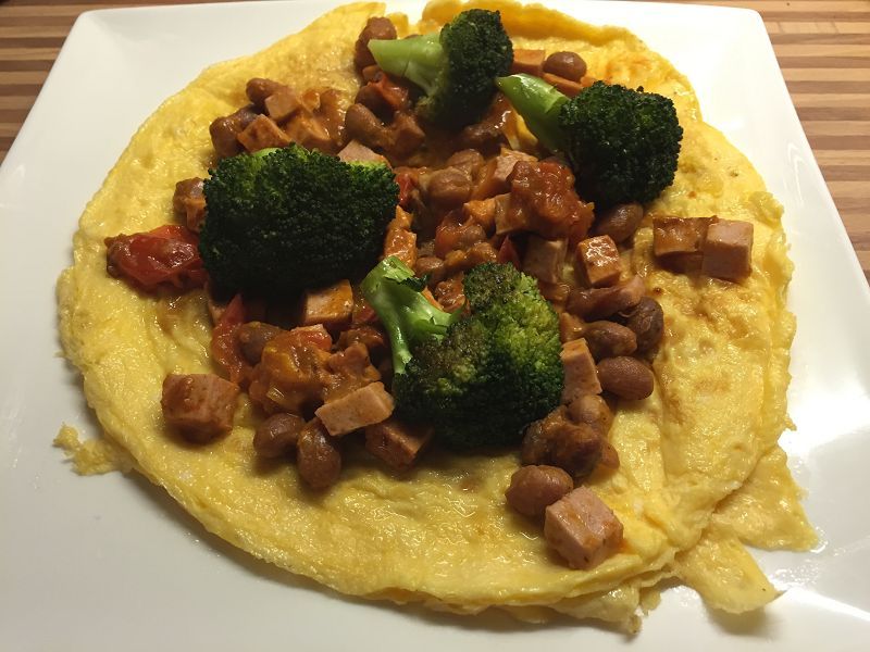 Broccoli-Chilibohnen Omelette mit Fleischkäsewürfeln - Rezept, Bild von fitnessboy16