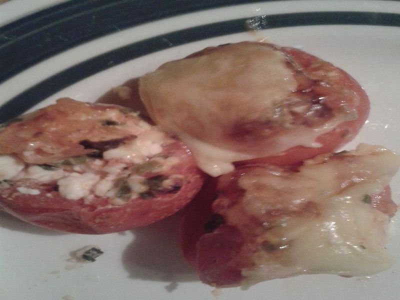 Gratinierte Tomaten gefüllt mit Fetakäse auf Alle-Rezepte.com