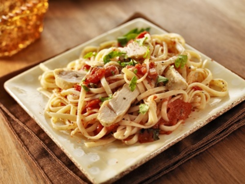 Linguine mit Tomaten und gegrillter Hänchenbrust auf Alle-Rezepte.com