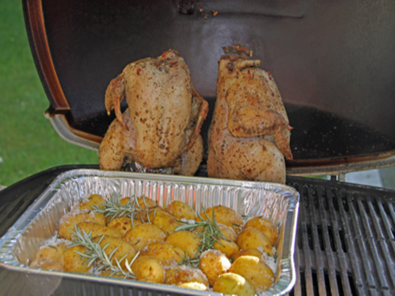 Gegrilltes Hähnchen auf Bierdose mit gegrillter Zucchini - Rezept, Bild von Olaf