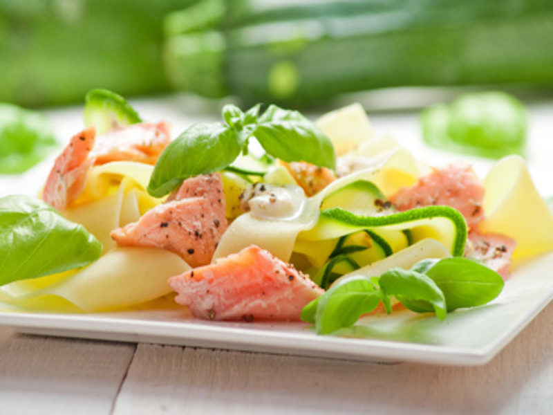 Zuccini-Nudeln mit Lachsforellenfilet auf Alle-Rezepte.com