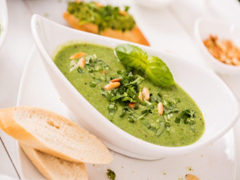 Bärlauchsuppe mit gerösteten Pinienkernen auf Alle-Rezepte.com