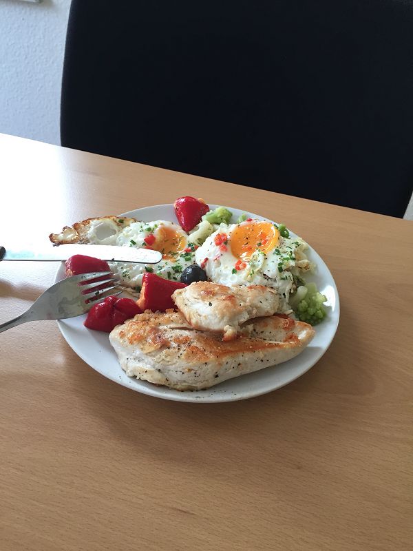 Hähnchenbrustfilets mit Gemüse, Spigelei und Antipasti Rezept von ...